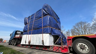Ein mutmaßlich ungenehmigter Schwertransport muss auf dem A6-Parkplatz Reussenberg bei Crailsheim zwangspausieren.