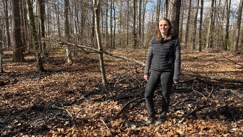 Jugendliche hat Feuerwehr mit ihrem Traktor und Löschwasser unterstützt