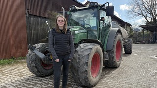 17-Jährige steht vor dem Traktor auf dem Aussiedlerhof in Bretzfeld