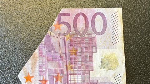 Dieser abgerissene 500-Euro-Schein wurde in Weikersheim abgegeben.