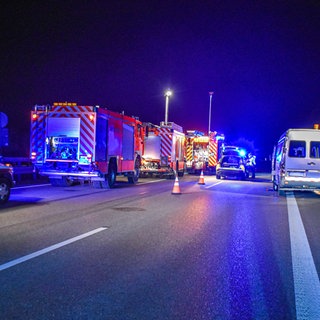 Bei einem Unfall auf der A6 bei Neuenstein (Hohenlohekreis) ist am Sonntagabend ein Mann gestorben. Laut Polizei wurde er von einem Lkw erfasst.