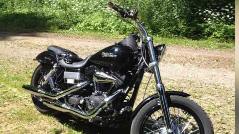 Roland Halter fährt gerne Motorrad, hier seine schwarze Harley Davidson.