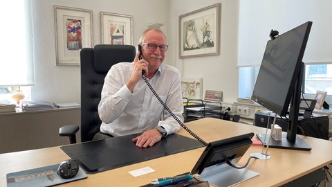 Roland Halter im Rathaus am Schreibtisch