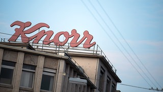 Der Schriftzug des Lebensmittelherstellers "Knorr" steht auf einem Gebäude: Unilver spaltet seine Lebensmittelsparte ab. Dazu gehört auch die Marke Knorr mit Werk in Heilbronn.