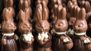 Schoko-Osterhasen (Symbolbild). Die steigenden Preise machen Dorfläden den Verkauf teurer Schokolade schwer.