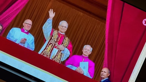 Der erste Auftritt des Papstes, zu sehen auf einem Fernsehgerät (Archivbil).