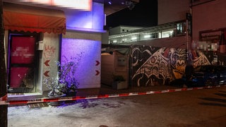 Ein Mann hat in der Nacht von Ostersonntag auf Ostermontag ein Feuer vor einem Heilbronner Nachtclub gelegt.