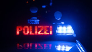 Ein Polizeiauto mit Blaulicht (Symbol): Nach einer Auseinandersetzung in Heilbronn wurde ein 28-Jähriger mit Stich- und Schnittverletzungen auf einer Verkehrsinsel gefunden. Die Kripo ermittelt.