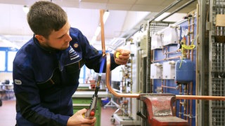 Ein Azubi in einem Handwerksberuf (Symbol): Handwerkliche Berufe werden wieder beliebter. Aus Angst vor Künstlicher Intelligenz?