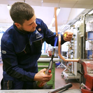 Ein Azubi in einem Handwerksberuf (Symbol): Handwerkliche Berufe werden wieder beliebter. Aus Angst vor Künstlicher Intelligenz?