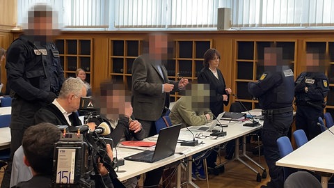 Nach den lebenbedrohlichen Schüssen auf einen Mann in Tamm (Kreis Ludwigsburg) müssen sich zwei mutmaßliche Auftragskiller vor dem Landgericht Heilbronn verantworten.