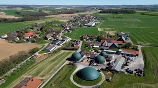 In Weikersheim (Main-Tauber-Kreis) entsteht ein Modellprojekt. Die Biogasanlage soll unter anderem mit einem Blockheizkraftwerk verbunden werden. So sollen bis zu 500.000 Liter Öl eingespart werden.
