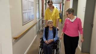 Szenen aus dem Pflegeheim St. Vinzenz mit älteren Menschen im Rollstuhl