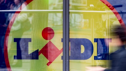 Eingang einer Filiale von Lidl (Symbolbild). Der Discounter will jetzt eine eigene Kneipe eröffnen - in einem Vorort von Belfast in Nordirland. 