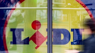 Eingang einer Filiale von Lidl (Symbolbild). Der Discounter will jetzt eine eigene Kneipe eröffnen - in einem Vorort von Belfast in Nordirland. 