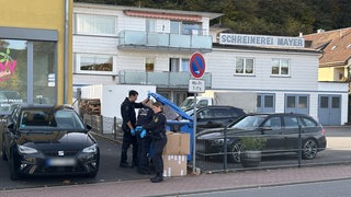 Die Polizei war auf der Suche nach Spuren nach dem Messer-Angriff in Wertheim. Jetzt hat die Staatsanwaltschaft Mosbach Anklage gegen vier Männer erhoben.