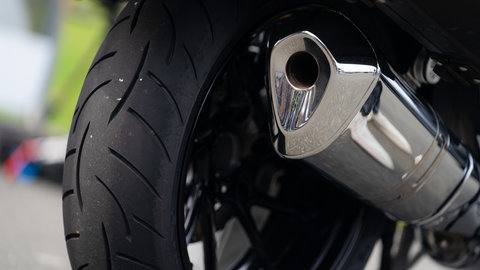 Ermittlungserfolg: Nach einer Verfolgungsjagd in Bad Mergentheim (Main-Tauber-Kreis) im August 2025 hat die Polizei jetzt den mutmaßlichen Raser geschnappt. (Symbolbild)