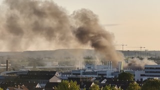 Feuer bei Kolbenschmidt in Neckarsulm: Eine ältere Gießmaschine war am Montagabend in Brand geraten. Die Rauchsäule war weithin sichtbar.