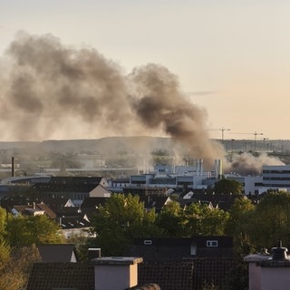 Feuer bei Kolbenschmidt in Neckarsulm: Eine ältere Gießmaschine war am Montagabend in Brand geraten. Die Rauchsäule war weithin sichtbar.