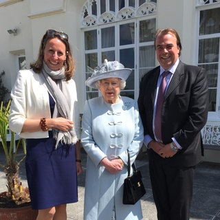 Fürstin Saskia zu Hohenlohe-Langenburg mit Ehemann Philipp bei einem Treffen mit Queen Elizabeth II.