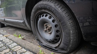 In Heilbronn wurden an zwölf Autos die Reifen zerstochen. (Symbolbild)