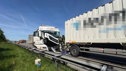 Auf der A6 ist am Freitagmittag auf der Höhe von Erlenbach (Kreis Heilbronn) ein Lkw in einen weiteren Lkw gekracht.
