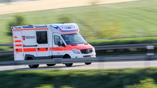 Rettungswagen (Symbolbild). Ein Auto ist in Ilshofen in einen Garten mit spielenden Kindern geschleudert worden. Sie kamen mit dem Schrecken davon.