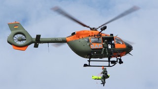Der SAR-Hubschrauber 63 (Search and Rescue) vom Typ Airbus H145 der Heeresflieger aus Niederstetten im Einsatz (Archivbild).