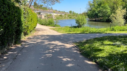 Spielplatz und Uferbereich in Lauffen am Neckar. Ein Kind und seine Mutter wurden aus dem Neckar gerettet