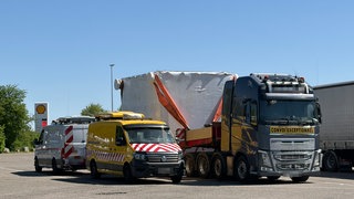 Gestrandeter Schwertransport jetzt ein Stück weiter auf Autohof bei Kirchberg an der Jagst an der A6