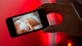 Eine Frau soll von ihrem Ex-Mann heimlich fotografiert und ins Netz gestellt worden sein