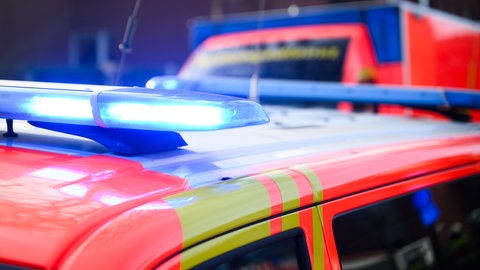 Ein Notarzt-Fahrzeug und ein Rettungswagen (Symbolbild). Brutaler Angriff: In der Nacht zum 1. Mai wurde in Werbach der Bürgermeister Georg Wyrwoll zusammengeschlagen.