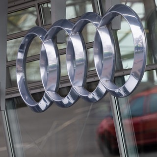 Das Logo von Audi an einer Fassade (Symbolbild).