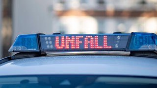 Polizeisignal mit Aufschrift Unfall auf Polizeiauto: Bei einem Motorradunfall bei Boxberg im Main-Tauber-Kreis sind am Samstagvormittag zwei Menschen lebensgefährlich verletzt worden. (Symbolbild)