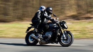 Bei einem Motorradunfall bei Boxberg im Main-Tauber-Kreis sind am Samstagvormittag zwei Menschen lebensgefährlich verletzt worden. (Symbolbild)