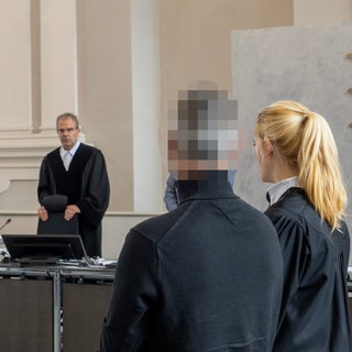 Ein 54-Jähriger steht vor dem Landgericht Ellwangen wegen des Vorwurfs des sexuellen Missbrauchs. Es ist nicht der erste solche Fall, in dem sich der Physiotherapeut verantworten muss.