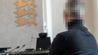 Der Physiotherapeut von hinten und verpixelt vor dem Landgericht Ellwangen.