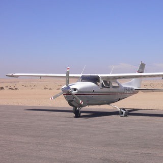 In einer solchen Maschine vom Typ Cessna 210 ist die Bad Rappenauer (Kreis Heilbronn) Familie Lohmiller in Namibia tödlich verunglückt. (Symbolbild)