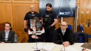 Im Prozess um den getöteten Zwölfjährigen in Niedernhall ist das Urteil fallen: Ein 18-Jähriger wurde wegen Mordes verurteilt. 