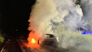 In Heilbronn ist ein Auto auf den Gleisen gelandet und in Flammen aufgegangen. Fahrer und Beifahrerin konnten sich rechtzeitig retten.