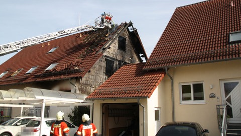 Der Dachstuhl eines Reiheneckhauses in Crailsheim ist komplett ausgebrannt. Das Feuer hatte am Sonntag einen Großeinsatz der Feuerwehr ausgelöst. Vier Menschen wurden verletzt.