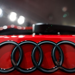 Das Audi-Logo auf einem Fahrzeug (Symbolbild). Am Standort Neckarsulm trennt sich der Autobauer Audi bis Ende Juni von allen noch verbliebenen Zeitarbeitern. 
