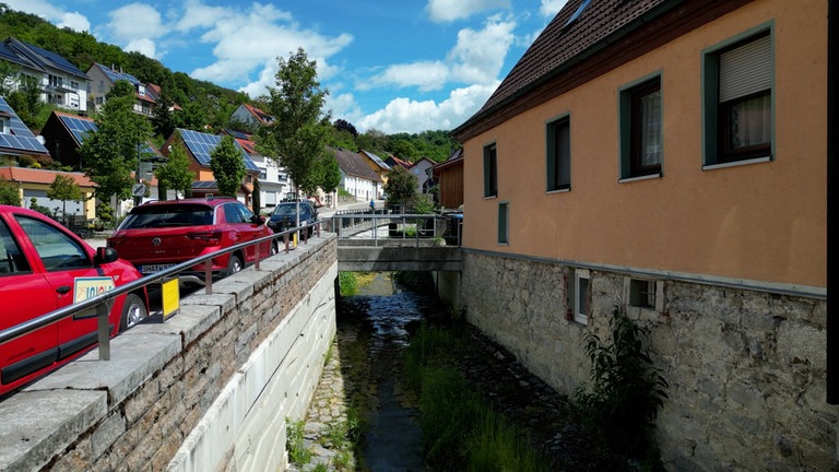 Der Orlacher Bach wurde nach der Sturzflut 2016 in Braunsbach (Kreis Schwäbisch Hall) aus einem Kanal freigelegt. Der fließt direkt an Ulrich Steins Malerbetrieb vorbei.