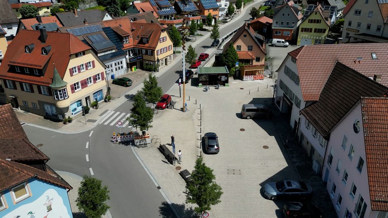 Zehn Jahre nach der Flutkatastrophe: Am Braunsbacher Marktplatz (Kreis Schwäbisch Hall) und auch im übrigen Gemeindegebiet ist von der Sturzflut nichts mehr zu sehen.