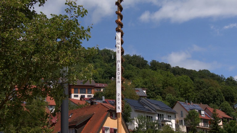 "Nie wieder 2016" steht in diesem Jahr auf einem Banner am Maibaum in Braunsbach (Kreis Schwäbisch Hall).
