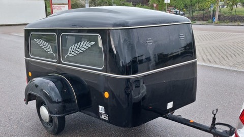 Früher keine Seltenheit: Bestattungsanhänger. Hier der 65er Westfalia Typ 250 G von Peter Lauer.