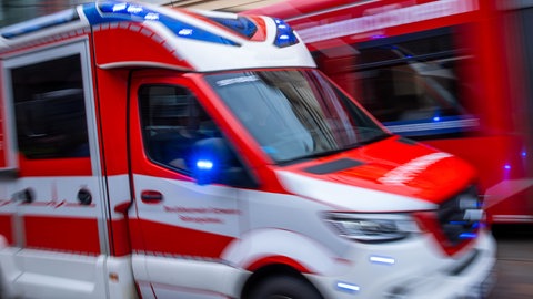 Symbolbild: Rettungswagen fährt zum Unfallort