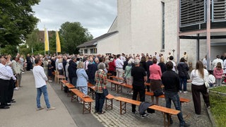 Nach einem Brand in einer Kirche in Heilbronn, musste der Gottesdienst ins Freie verlegt werden.