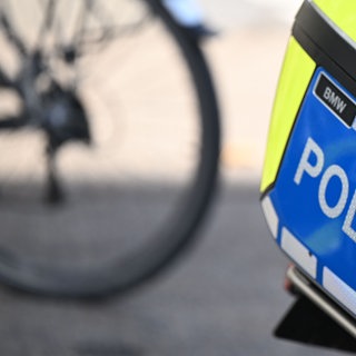 Bei einem Unfall in Oberrot wird ein neunjähriger Junge schwer verletzt: Ein Autofahrer hatte das Kind auf seinem Fahrrad wohl übersehen (Symbolbild).