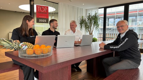 Mitarbeiter vor einem Laptop